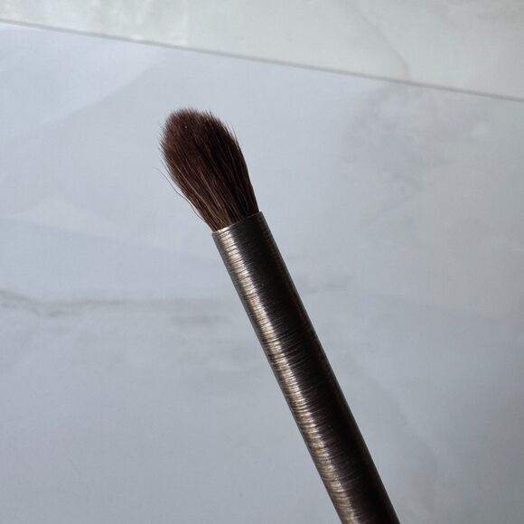 NWOT Urban Decay Tapered Blending Eye Brush - E209 - Excellent condition - Picture 2 of 4